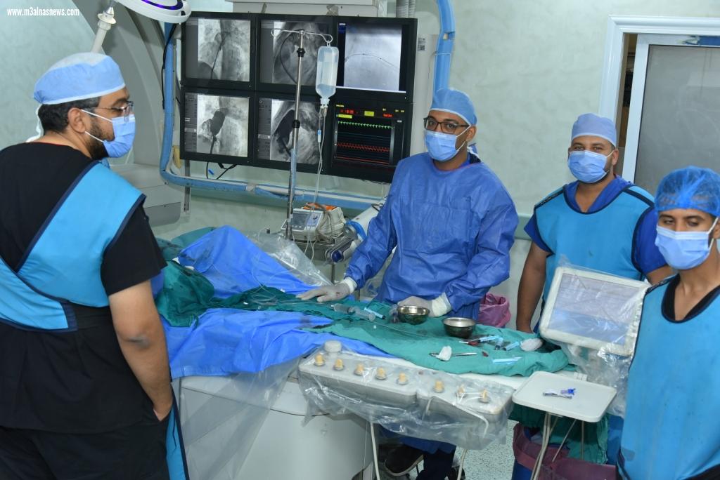 لاول مرة في مستشفيات مصر تجري عمليات شديدة التعقيد في العيوب الخلقية وتغير الصمام الرئوي بدون تدخل جراحي بجامعة أسيوط